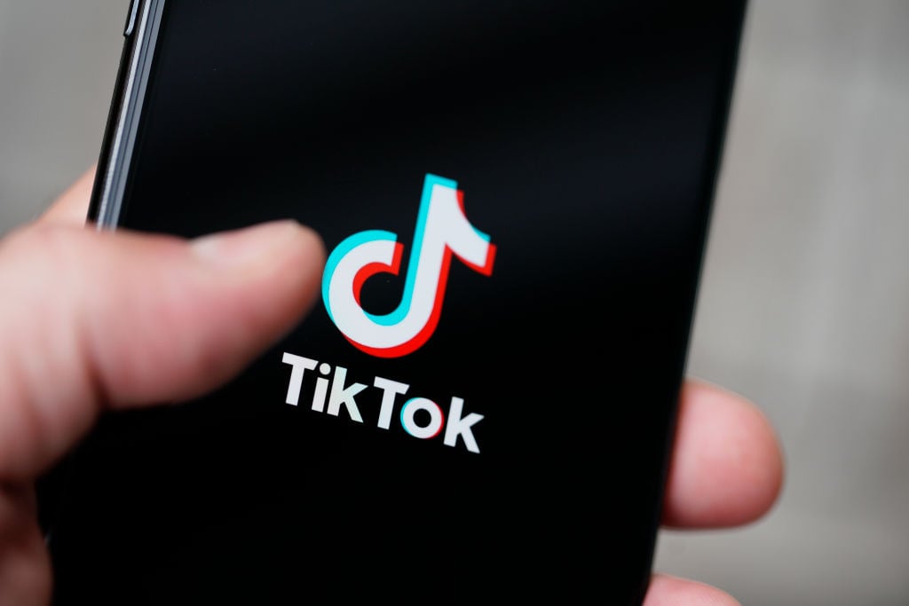How to earn free heroes and packs on hearthstone with tiktok and kwai