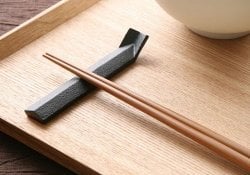 I giapponesi mangiano solo con Hashi (bacchette)?