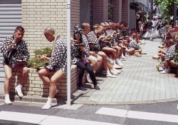 Fundoshi – Japaner mit Lendenschurz auf der Straße