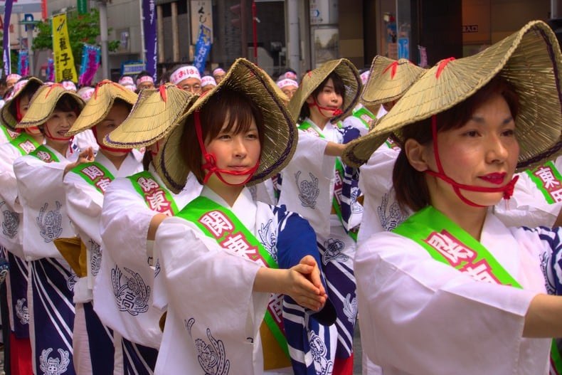 مهرجان obon - يوم الموتى في اليابان
