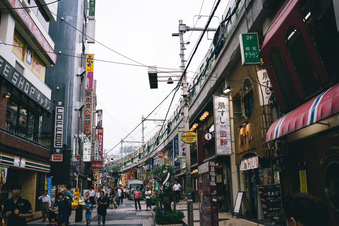 Calle típica en Ueno: restaurantes, tiendas para adultos/hentai y puestos de comida callejeros.