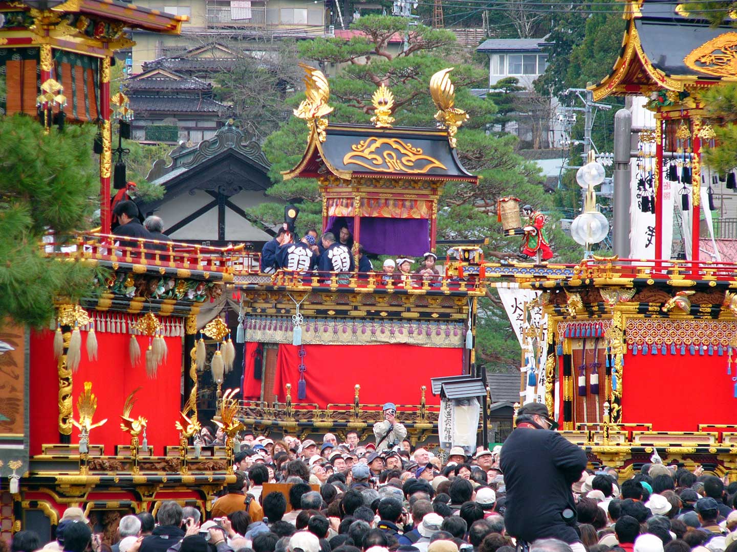تاكاياما ماتسوري (高山 祭 り) ، أحد أشهر المهرجانات في اليابان.