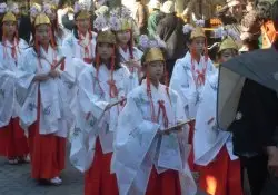 日本で最も有名な祭りの一つである高山祭り。