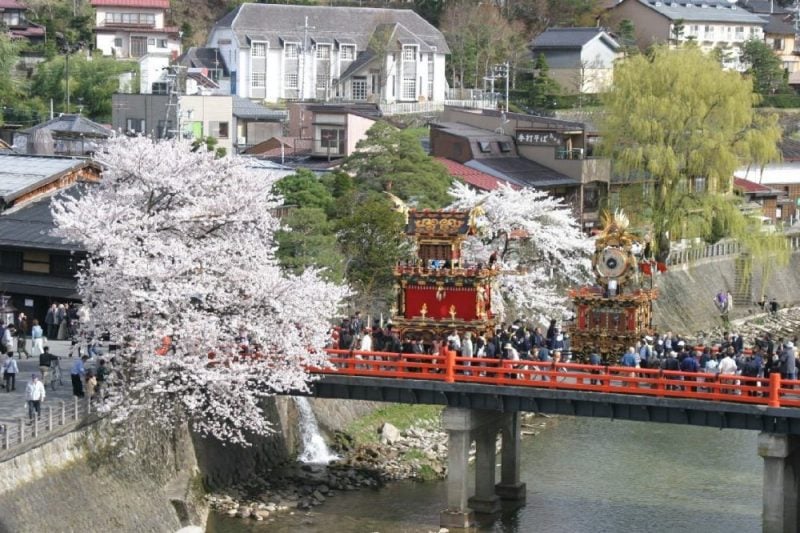 تاكاياما ماتسوري (高山 祭 り) ، أحد أشهر المهرجانات في اليابان.