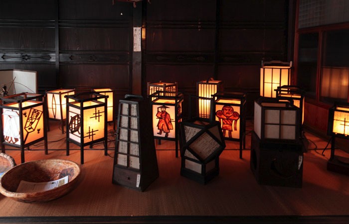 As iluminações, luminárias e lanternas tradicionais do japão, bonbori, chouchin, tourou, andon