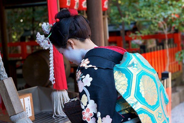 Occasions when you should bow in Japan