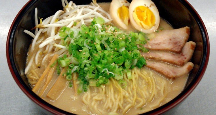 O perigo de comer ramen instantâneo e cup noodles