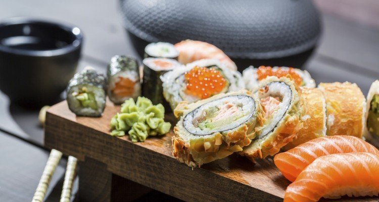 Tipos de sushi, urumaki, hossomaki y nigiri, urumaki