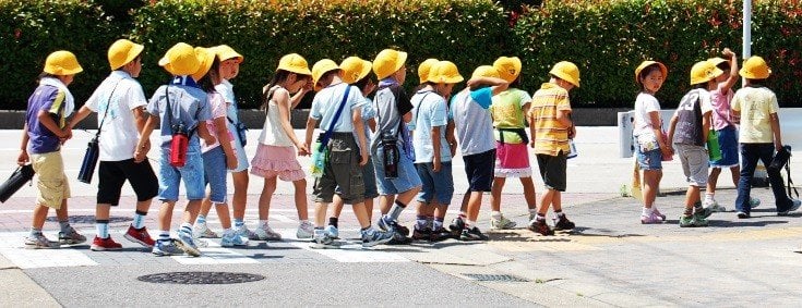 I bambini vanno e vengono dalle scuole in Giappone da soli! Come mai?