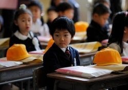 Trẻ em đi đi lại lại các trường học ở Nhật Bản một mình! Bởi vì?