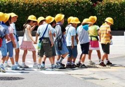 子供たちは一人で日本の学校に行ったり来たりします！どうして？