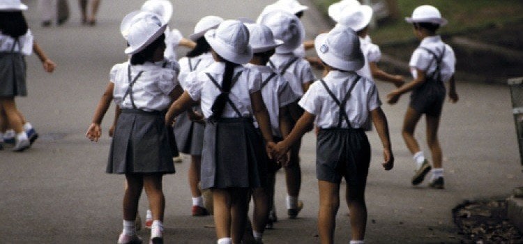 子供たちは一人で日本の学校に行ったり来たりします！なぜなら？