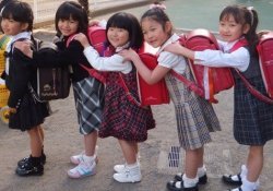 Les enfants vont et viennent à l'école uniquement au Japon! Parce que?