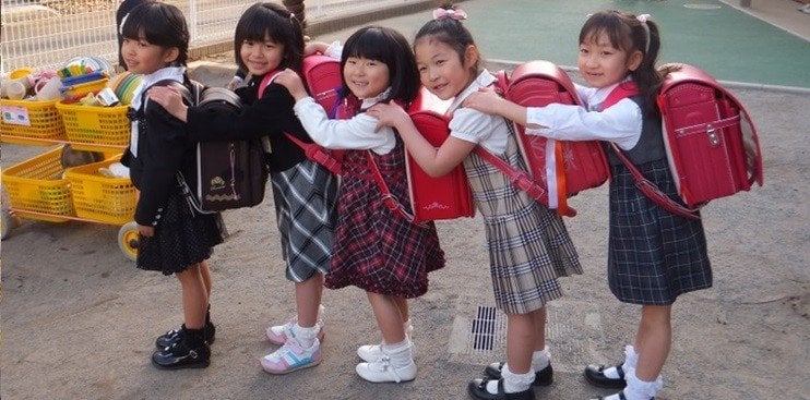 Genitori e studenti puliscono anche i dintorni della scuola in Giappone