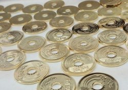 5 円 - Nâng đồng xu may mắn và các lỗ của nó ở giữa