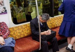 居眠り-公共の場所で昼寝をしている日本人