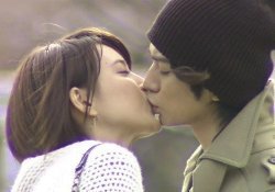 日本でのキス-それはどのように見られますか？人前でキスしますか？