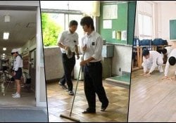 학생들은 일본의 학교를 어떻게 청소합니까?