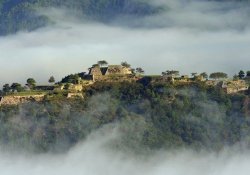 قلعة تاكيدا - على بحر الغيوم