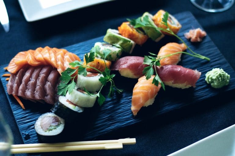 Types of sushi, urumaki, hossomaki and nigiri, urumaki