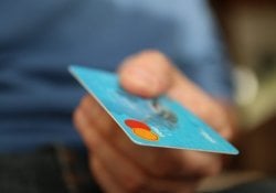 선불 카드는 수입 애니 제품을 구입할 수있는 좋은 방법인가?