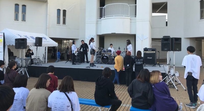악기와 밴드 일본어 학교에서 일정하다.