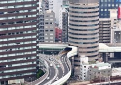 阪神高速道路–建物を通る高速道路