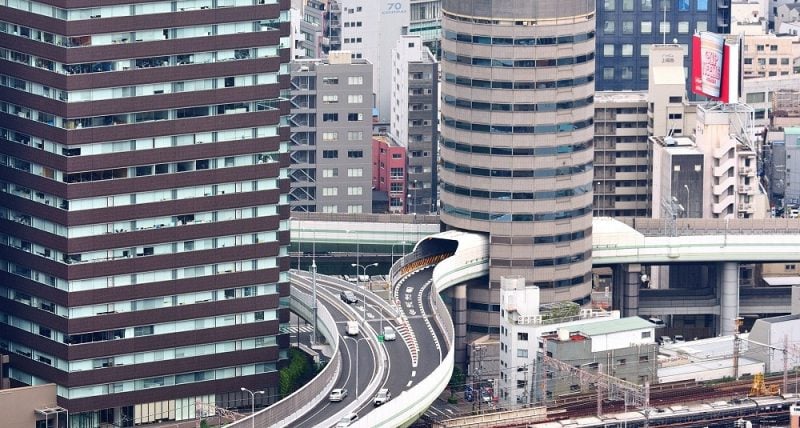 Hanshin expressway – a via expressa que atravessa um prédio