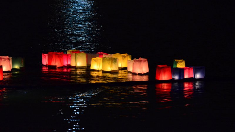 Tooro nagashi - lantern festival by the river