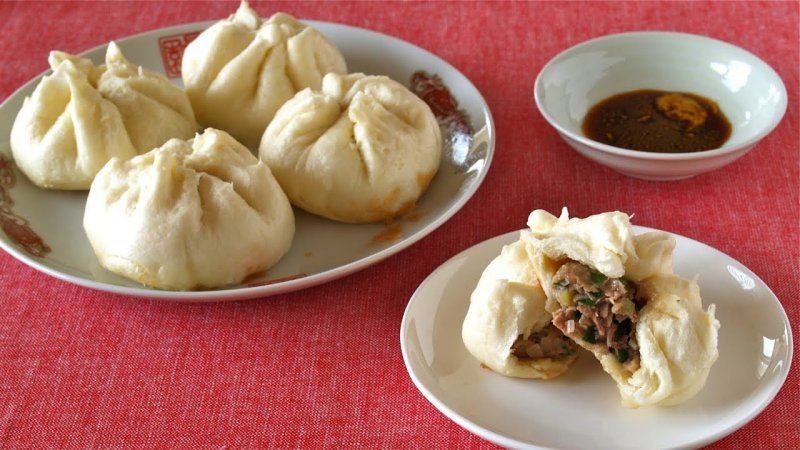 Nikuman - pão japonês recheado com carne, cozido a vapor