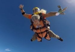 Yukiko - mujer de 102 años salta en paracaídas