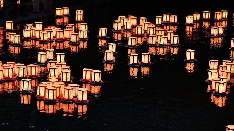 Tooro nagashi - festival das lanternas ao rio