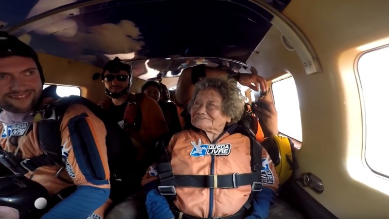 Yukiko - mujer de 102 años paracaídas