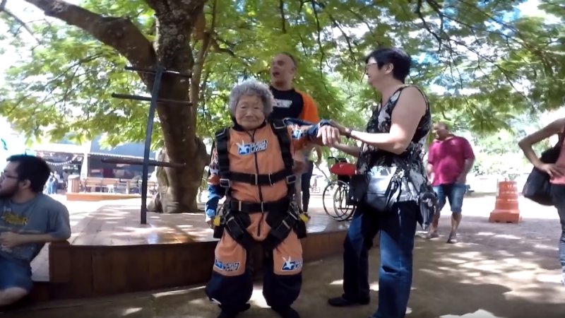 Yukiko - senhora de 102 anos salta de paraquedas