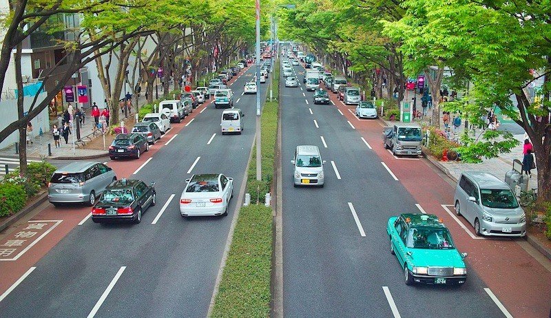 Mengapa Jepang menggunakan tangan Inggris? Berkendara di kiri?