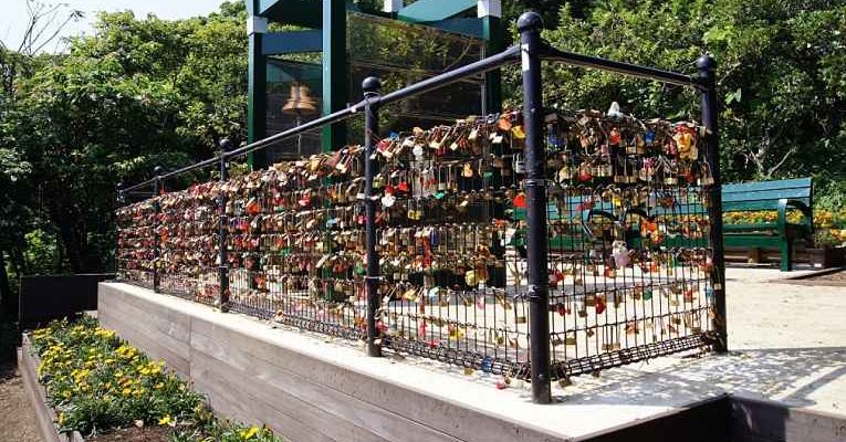 Enoshima Island und Love Padlocks