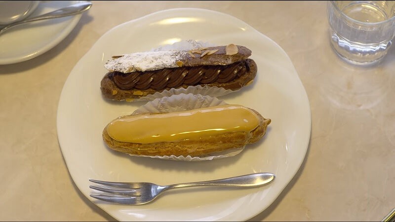 Éclair de caramelo e éclair de chocolate