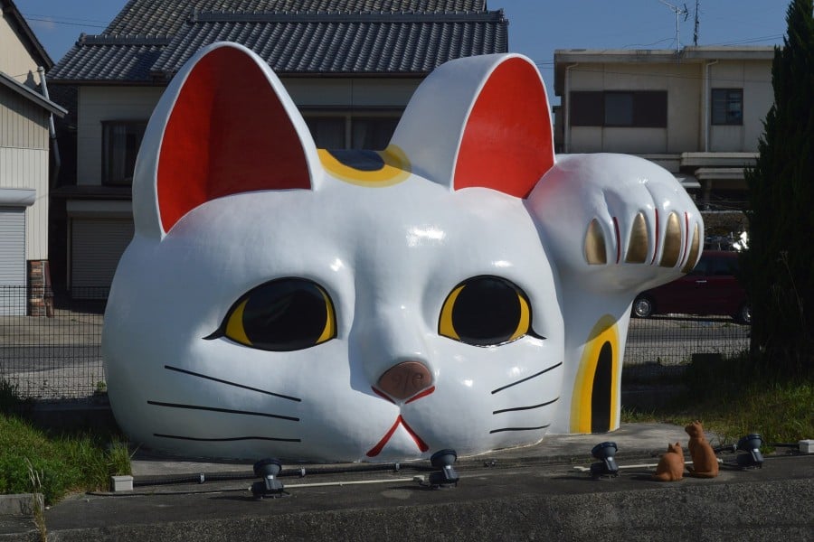 마네 키 네코 - 일본어 럭키 고양이 - 의미와 기원