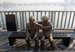 Meaning of nakama - comrade in Japanese - statues of friends on benches 340x215 1