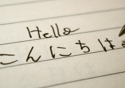 Aprendiz principiante del idioma japonés que escribe la palabra Hola en japonés