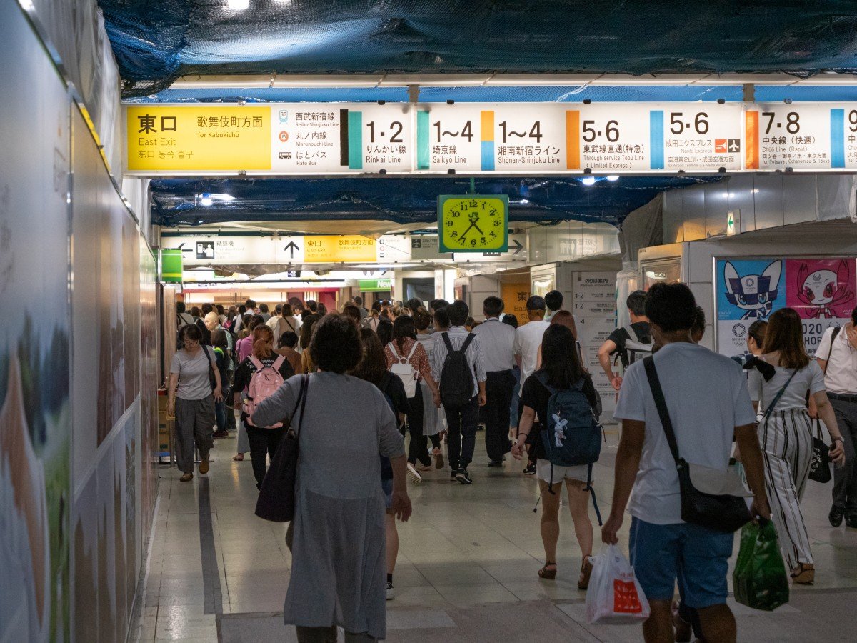 Shinjuku, japan - 23 9 19: inside the busy jr shinjuku station in tokyo