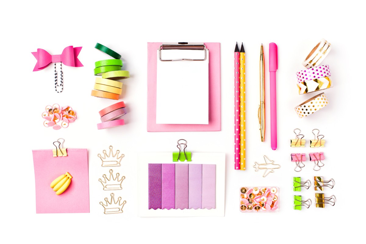 Clipboard mockup and school stationery en inglés