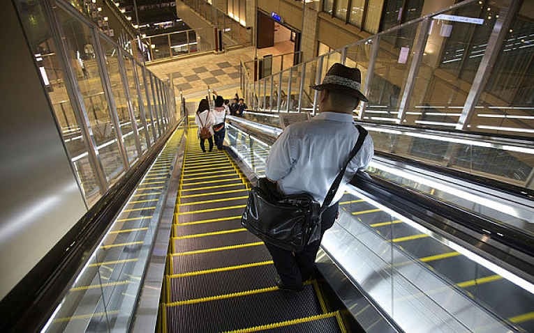 Jepang - eskalator: ketahui arah yang berbeda untuk digunakan di Jepang