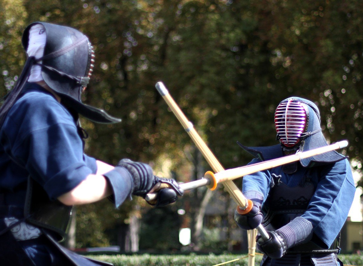 Zwei Krieger des kämpfenden Kendo kämpfen mit Bambusschwertern in