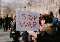 전쟁에 대한 항의에 전쟁 중지 서명