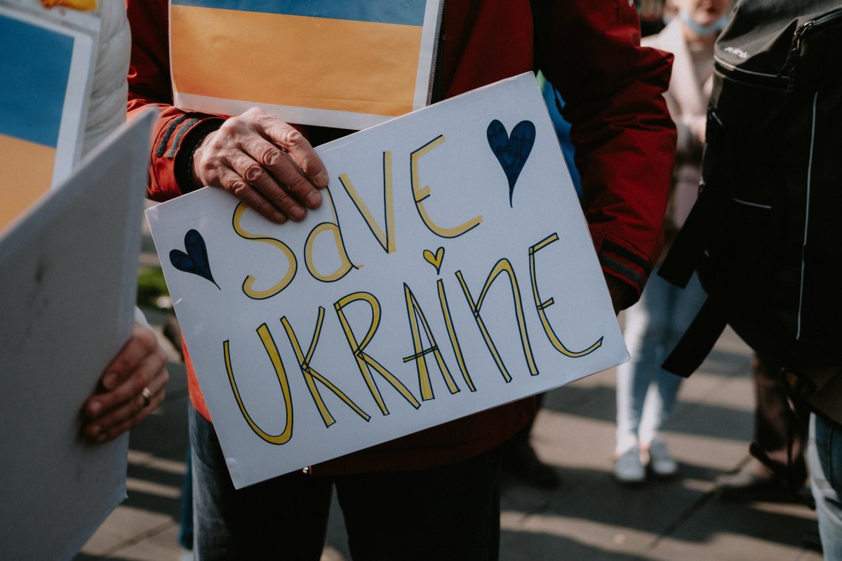 Segno salva ucraina sulla protesta contro la guerra in ucraina