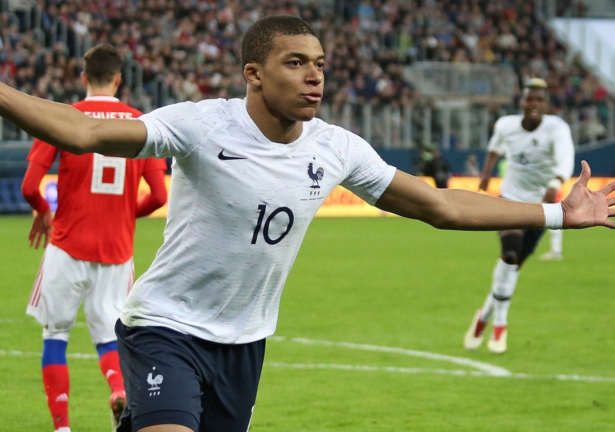 - where will mbappé decide to continue his young career?