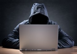 Pirata informático robando datos de una computadora portátil
