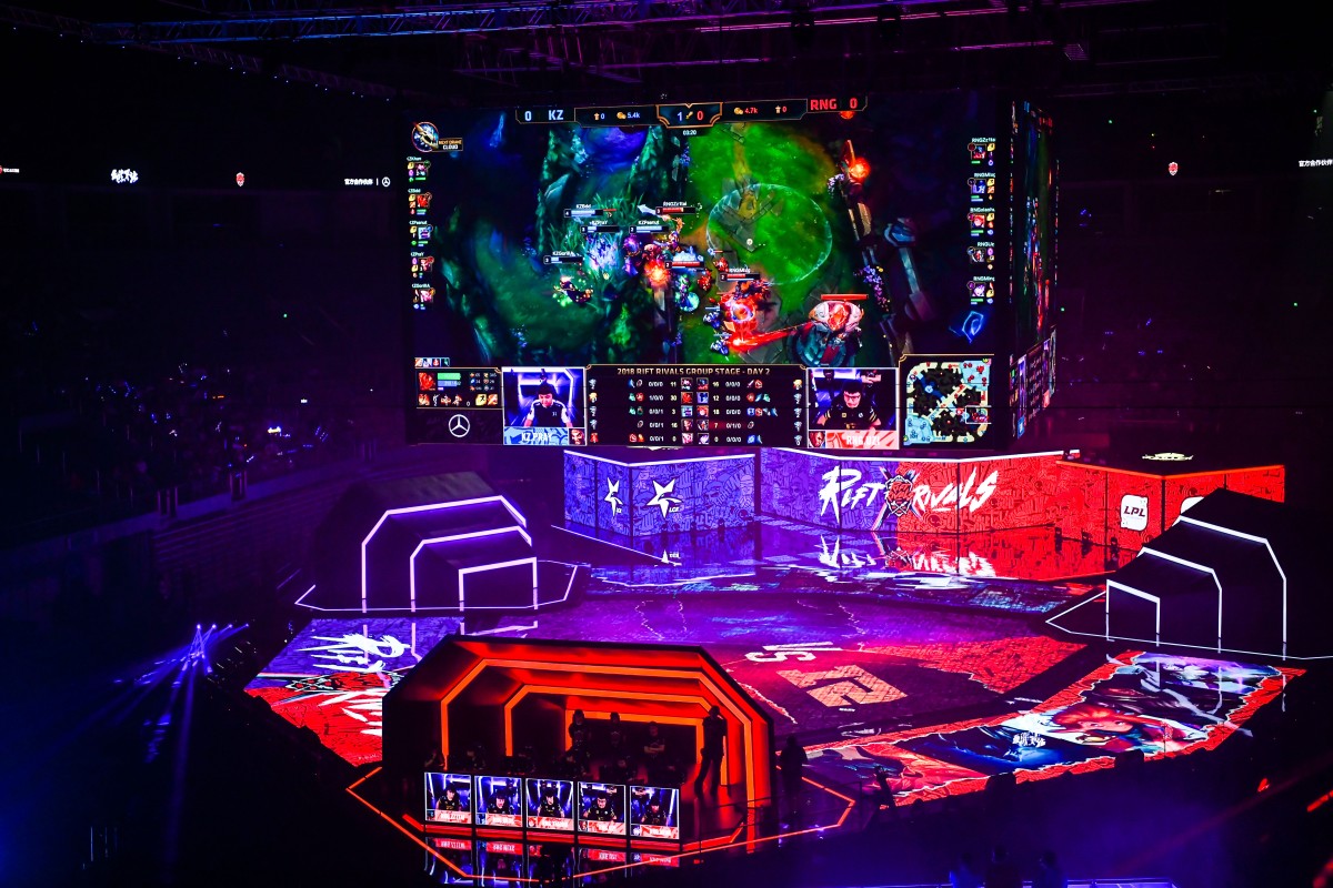 Spieler von Chinas Royal Never Give Up und Südkoreas King-Zone DragonX (KZ) treten bei den League of Legends (LoL) Rift Rivals 2018 in der Stadt Dalian in der nordöstlichen Provinz Liaoning in China gegeneinander an, am 6. Juli 2018.