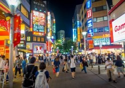 Tokyo, japan 28. juni - 2017: menschenmenge, die nachts in den straßen von ikebukuro, einem geschäfts- und unterhaltungsviertel in toshima, tokio, spazieren geht